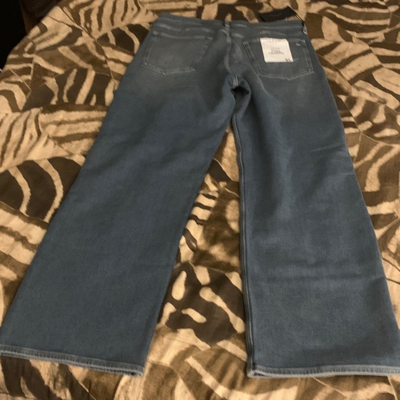 Rag & Bone
Women's Ultra Stretch
Lori Mid-Rise
Medium Wash
Wide Leg Jean 31 - Picture 9 of 13